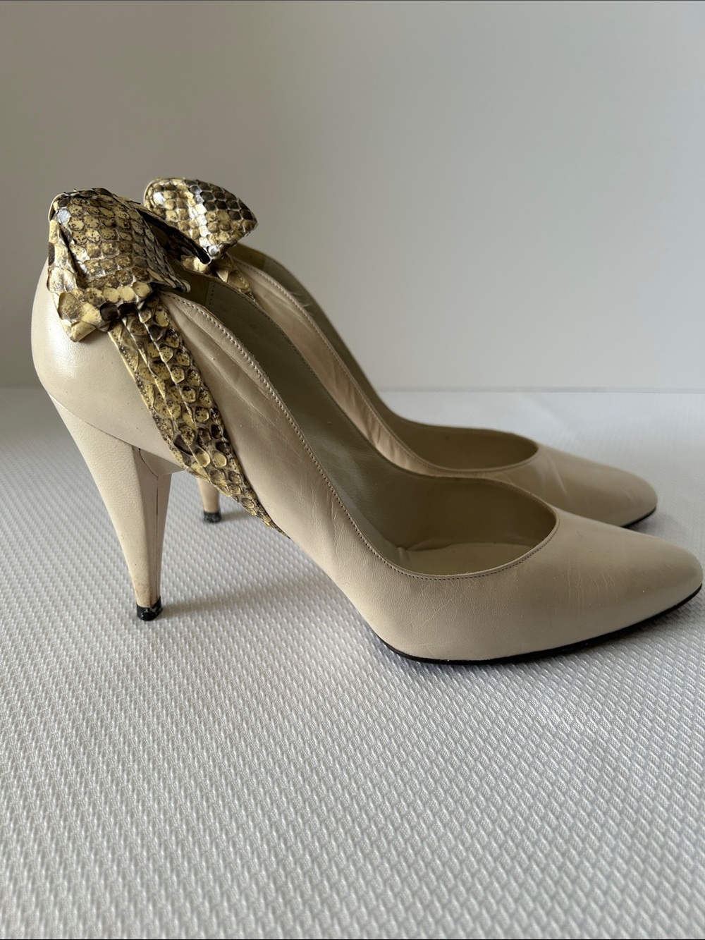 Stuart Weitzman Cream Leather Pumps with Gold Snake-Scale Heel Wrap Size 8.5